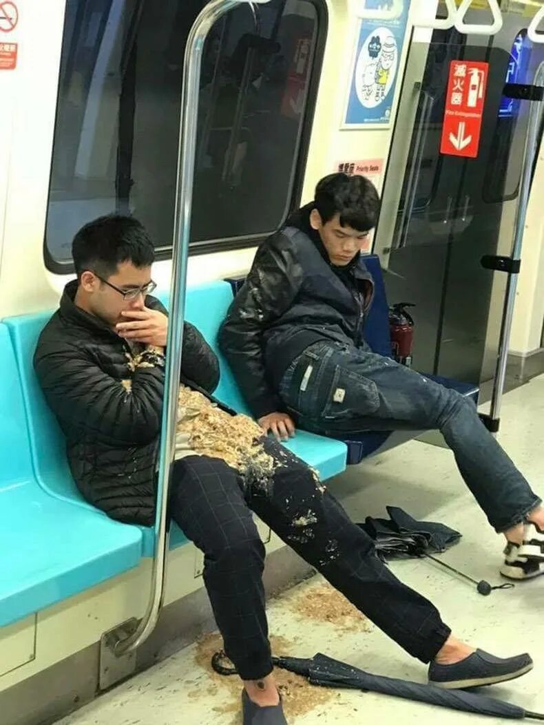 Два парня в метро. Парень в метро. Парень сидит в метро. Люди в общественных местах. Пописал внутрь