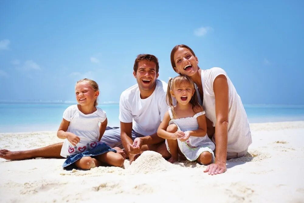 Море пляж семья. Семья на пляже. Счастливая семья на море. Счастливая семья с детьми на море. Find pictures of your family