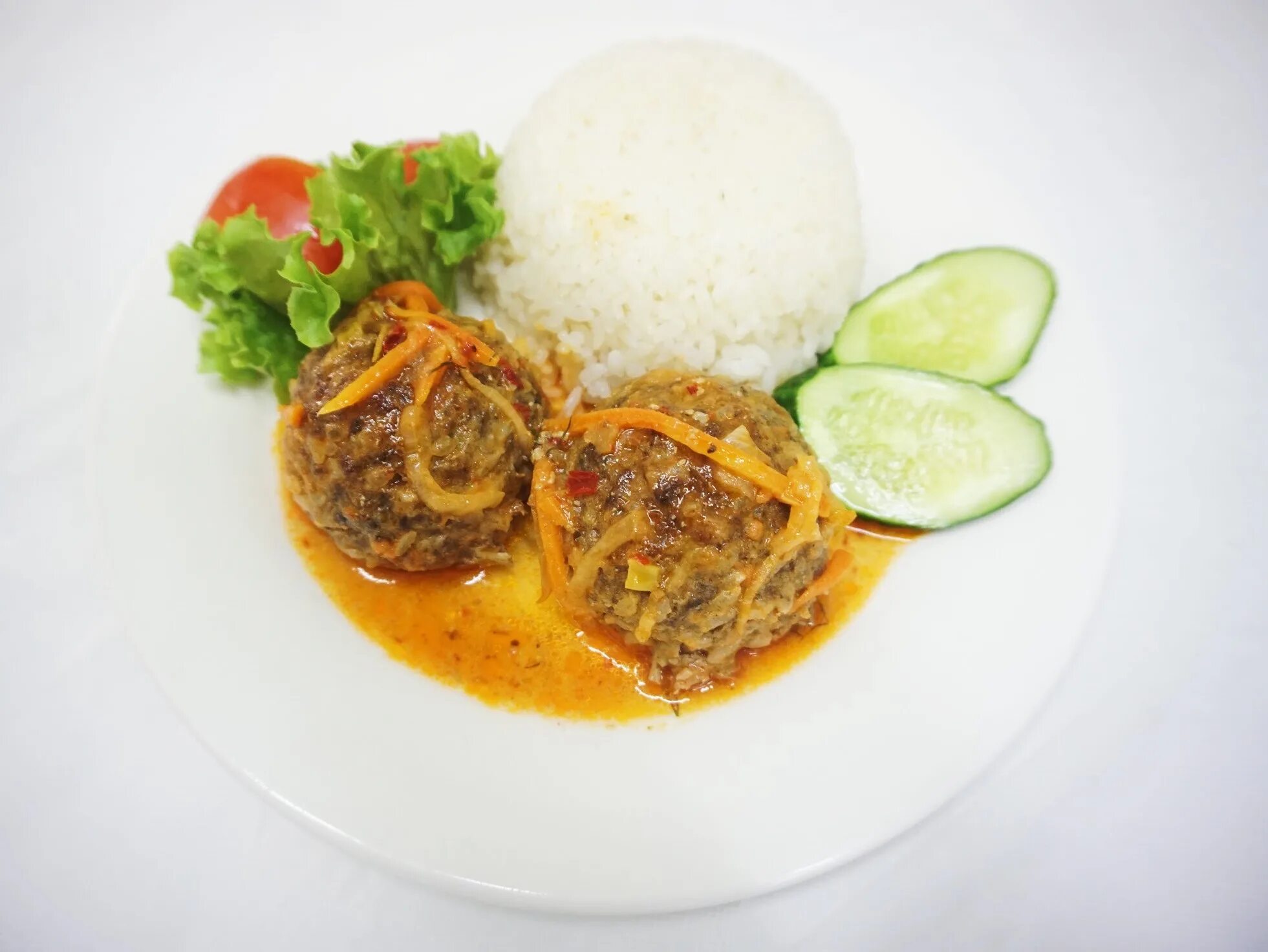 Какой гарнир к тефтелям. Гарнир к тефтелям с подливкой. Какой гарнир к тефтелям. Тефтели с пюре. С чем подавать тефтели с рисом.