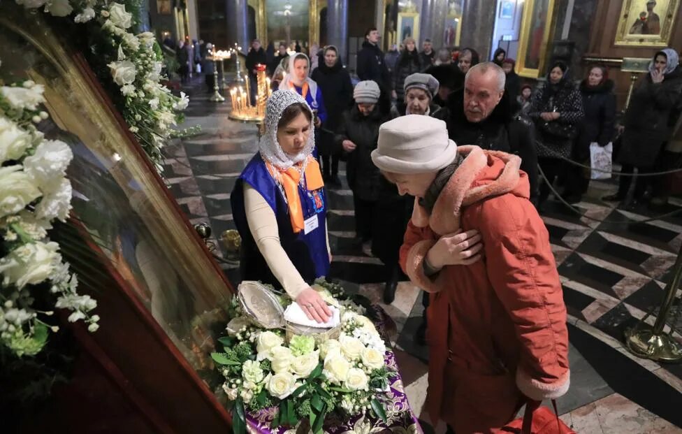 Целование креста. Прихожане в церкви. Прикладываться в церкви к кресту. Целование Креста в церкви на Пасху. Люди около храма.