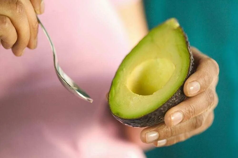 Авокадо полезные свойства. Авокадо и олива. Бутерброды с авокадо польза. С чем кушать авокадо. Поделки из кожуры авокадо.