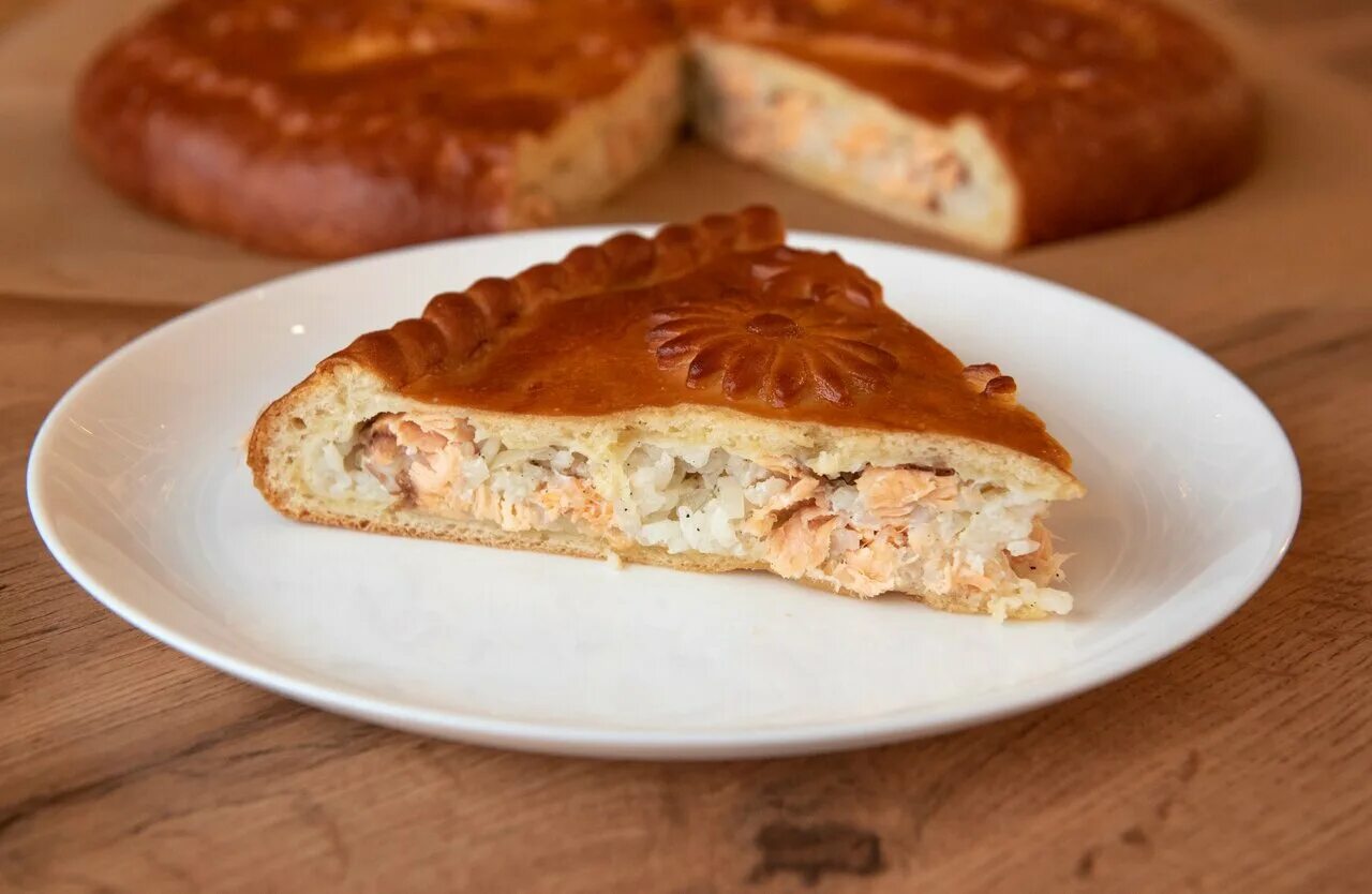 Щипанный пирог. Пирог с красной рыбой. пирог с рыбой и рисом. сдобные пироги. пирог с горбушей и рисом.