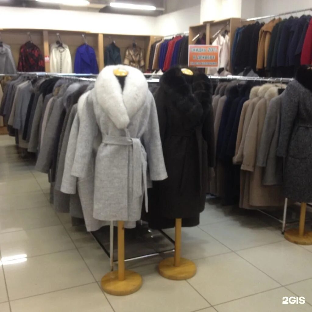 Женский бутик верхней одежды. Интерьер магазина верхней одежды. Верхняя одежда женская магазин. Пальто в стамбуле. Магазин юникло в казани.
