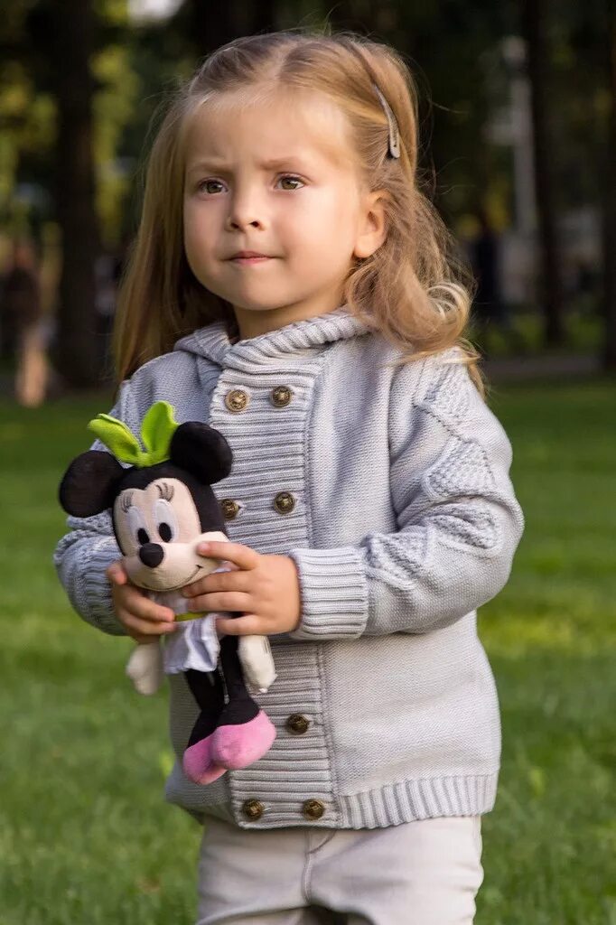 Вязаная кофточка для девочки 3 лет. Платье для девочки 2 года спицами. Вязаная кофта для девочки. Вяжем девочке 2 3 лет. Детский сарафан спицами.