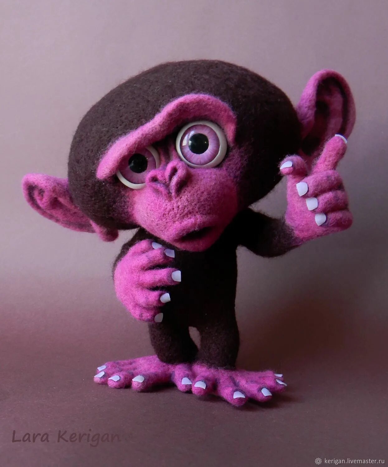 Розовая обезьяна. Розовая обезьянка. Розовая обезьяна игрушка. Валяние персонажи. Мартышка в розовом.