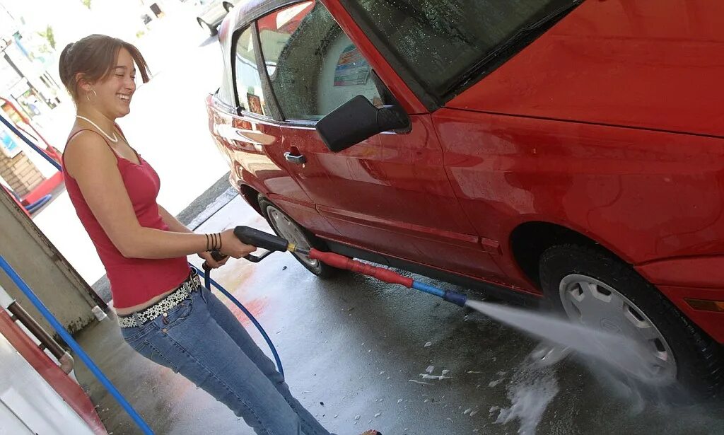 Помыть машину с помощью компрессора. Плохо помыли машину. Чистота в машине. Дети моют машину.
