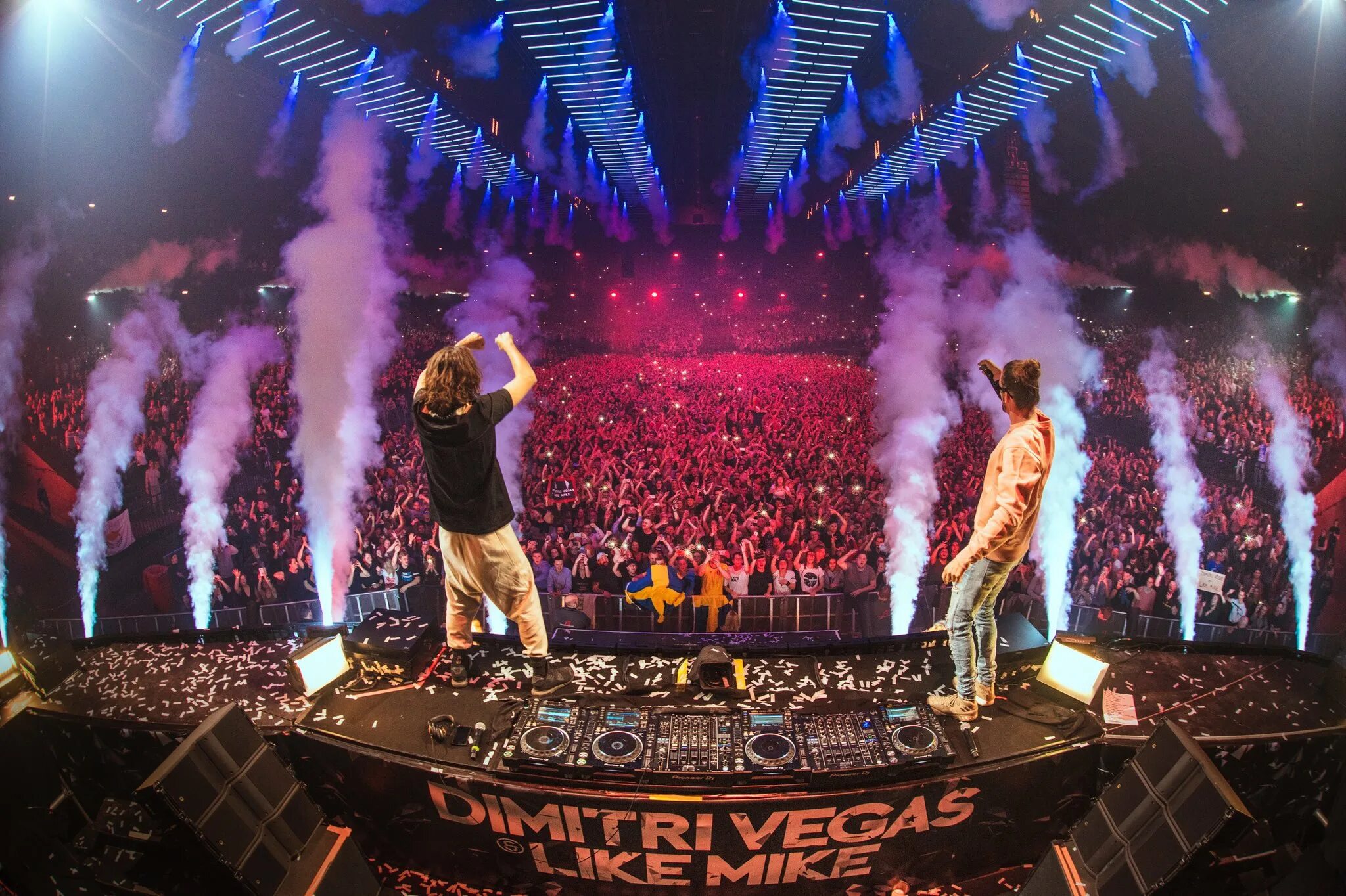 Dimitri vegas like mike&#039;s. Дмитрий вегас. dimitri vegas &amp; like mike. dimitri vegas &amp; like mike фото. дмитрий вегас и лайк майк концерт.