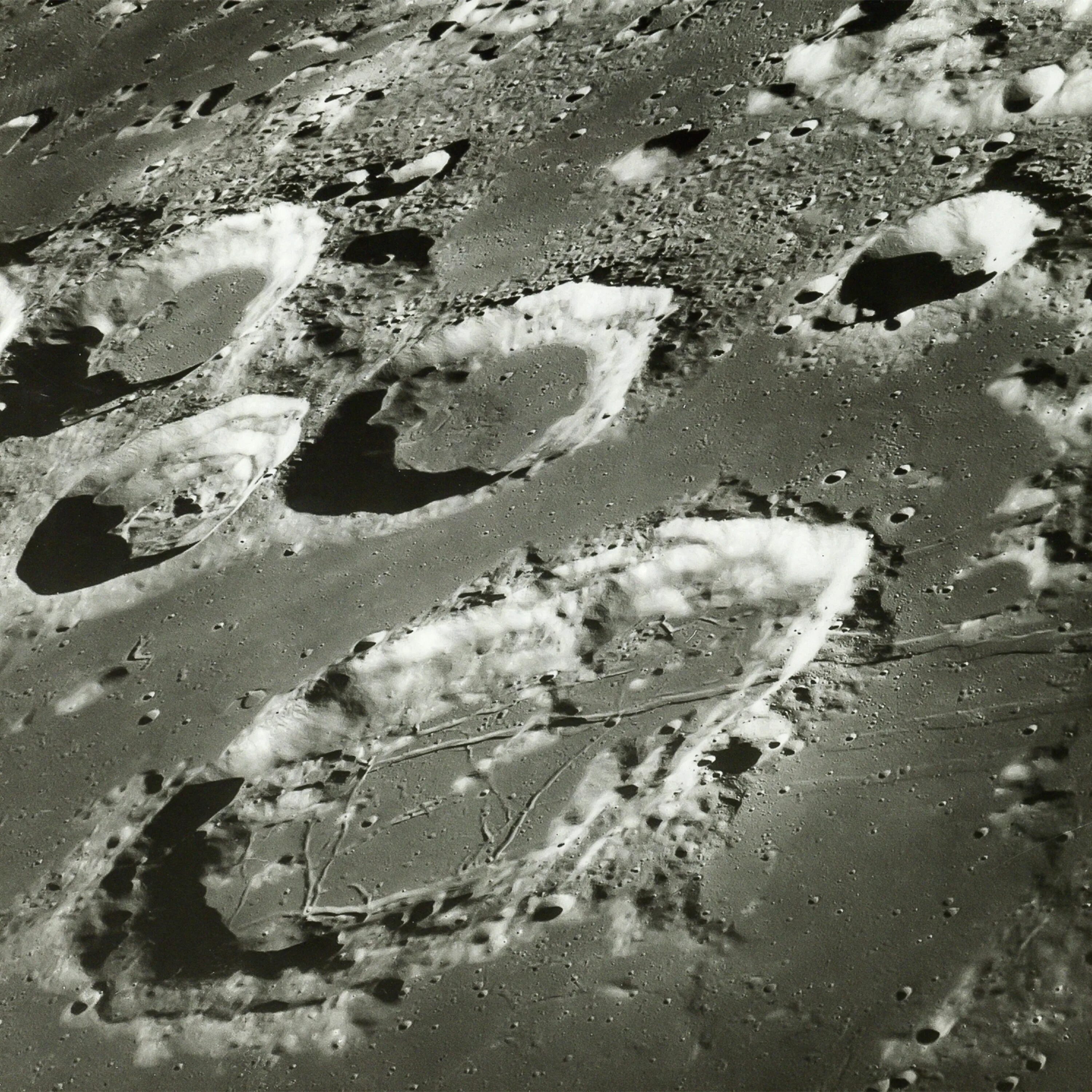 В лунных морях имеется вода