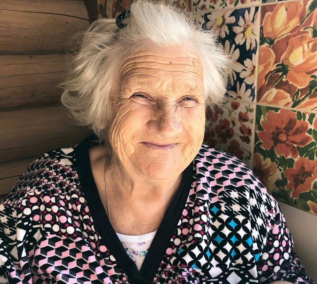 Старые бабушки 80 лет. Бабка 90 лет. Женщина 90 лет. Фотосессия на 90 лет бабушки. Красивые старушки.