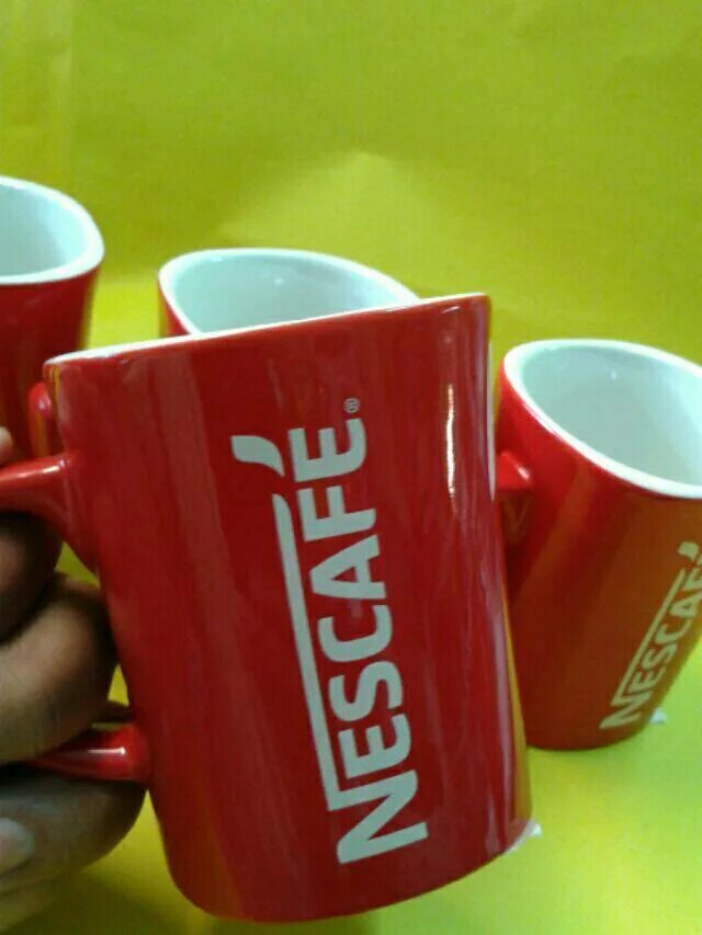 Кружки nescafe. Кружка Нескафе красная. Кружка Нескафе красная мл. Кофе Нескафе красная Кружка. Nescafe Classic Кружка.