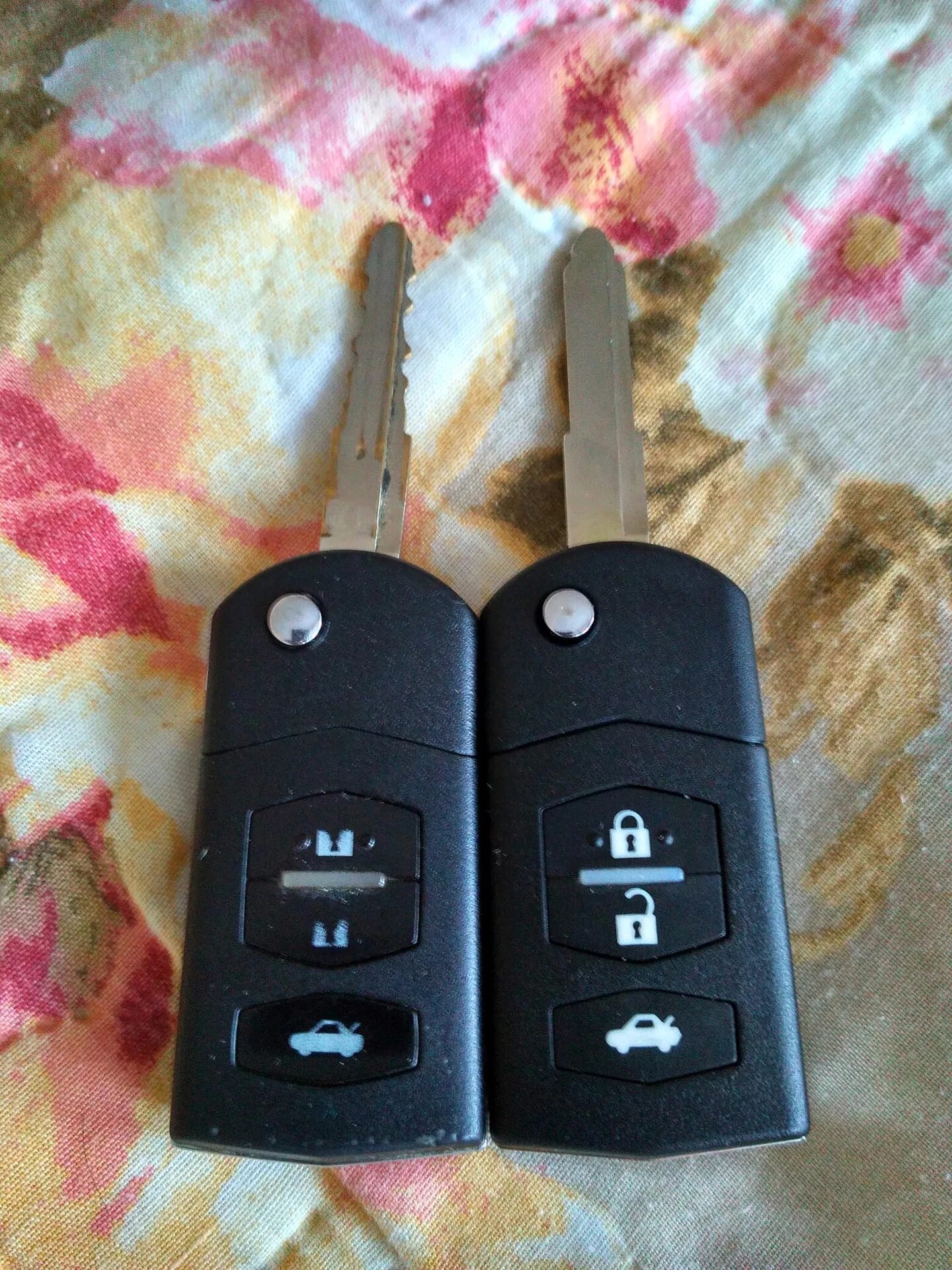 Ключ mazda 6. Ключ Мазда 2. Мазда 3 2011 ключ. Мазда 3 БК 1.6 хэтчбек , комплект ключей. Ключ Мазда 3 БК.