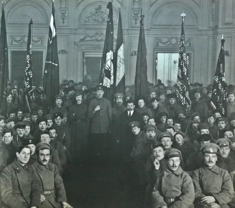 Петроград революция 1917 большевики. Петроград октябрь 1917. Собрание Большевиков в октябре 1917. 1 правительство в россии 1917