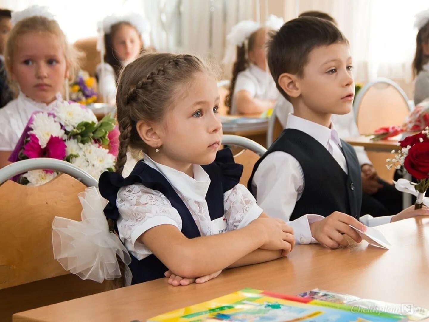 Похожие первый класс. Первоклассники. Первоклассник за партой. Школьники в школе. Дети в школе за партой.