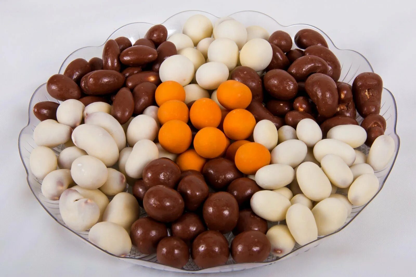 Арахис залитый шоколадом. Шоколад с орехами. Шоколадное драже. Арахис в шоколаде. Орешки в шоколадной глазури.