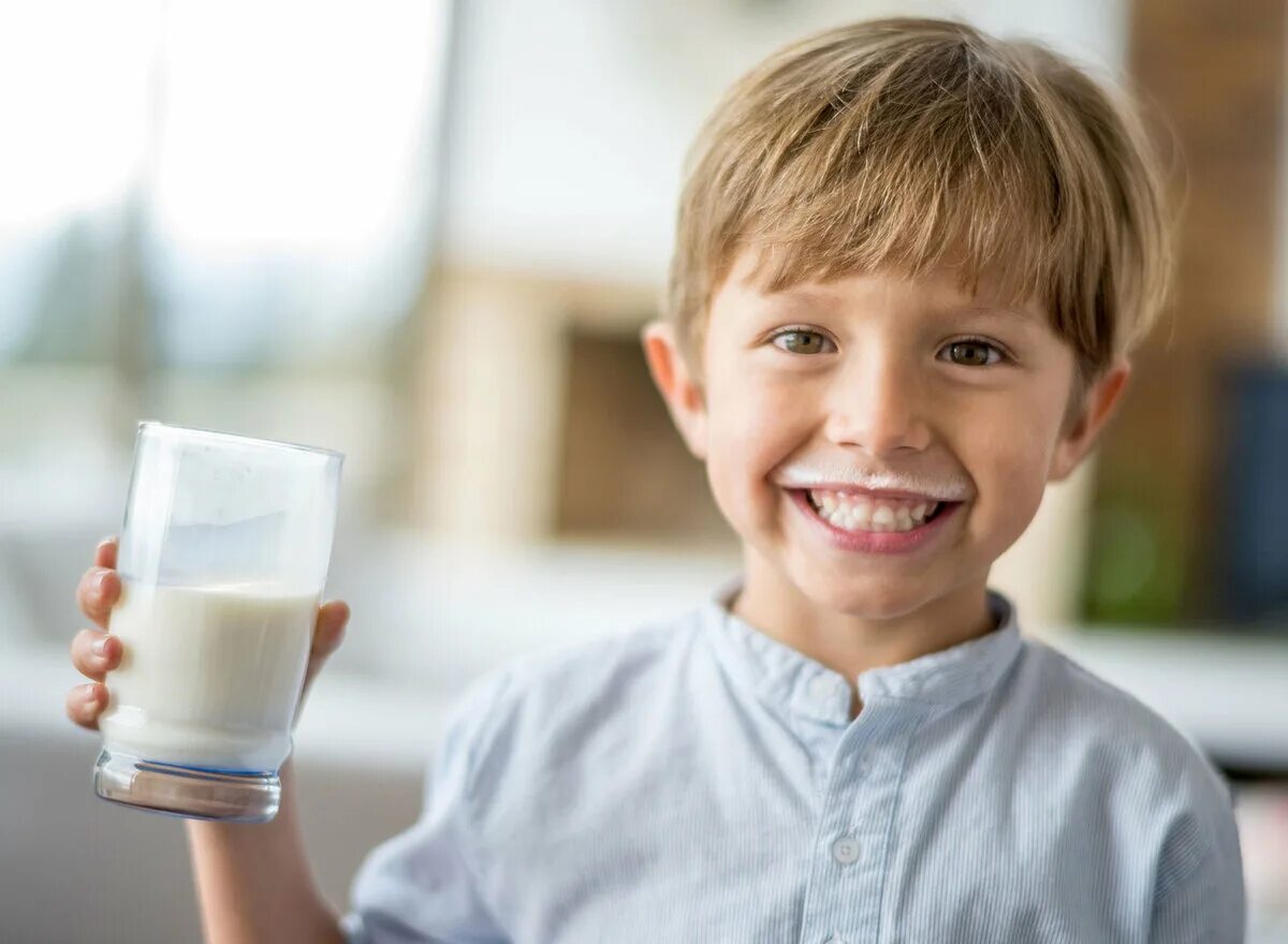 Ребенок пьет кефир. Ребенок пьет молоко. Мальчик пьет молоко. Молоко для детей. Невкусное молоко