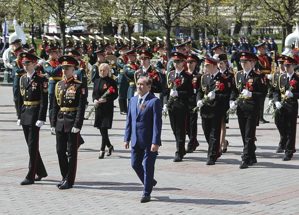 Кронштадт 9 мая 2025 программа. Могила неизвестного солдата москва возложение цветов 9 мая. кронштадт 9 мая. возложение цветов к могиле неизвестного солдата 9 мая 2025. возложение цветов 9 мая 2025 в москве.