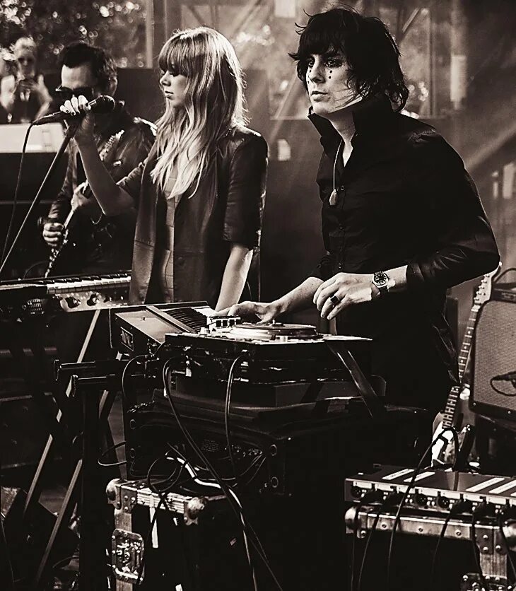 Chromatics tick of the. Группа chromatics. chromatics солистка. рут раделет. хроматикс твин пикс.