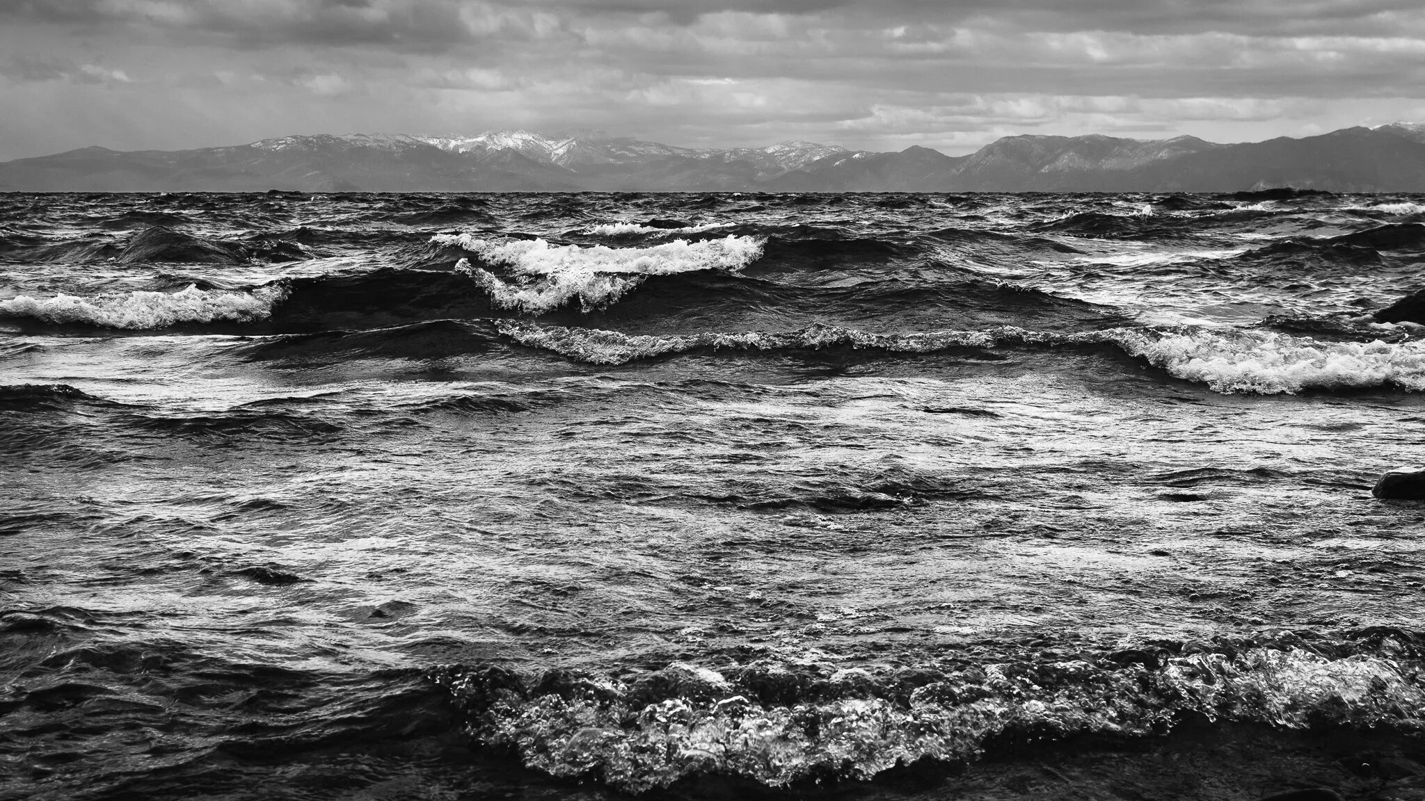 Есть черный океан. Море монохром. Океан картинки. Море волны монохром берег. Морская волна черно белое.