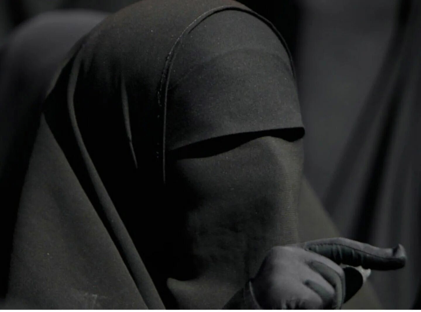 Никаб в Исламе. Девушка в парандже. Черный хиджаб на человеке. Смерть в парандже.