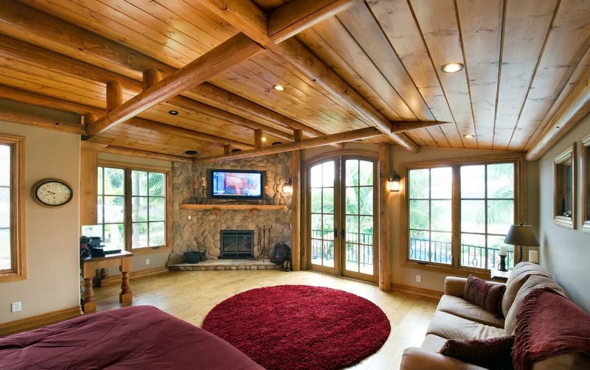 Деревянный потолок купить. Потолок в деревянном доме. Отделка деревянного потолка. Отделка потолка в деревянном доме. Деревянные потолки в частном доме.