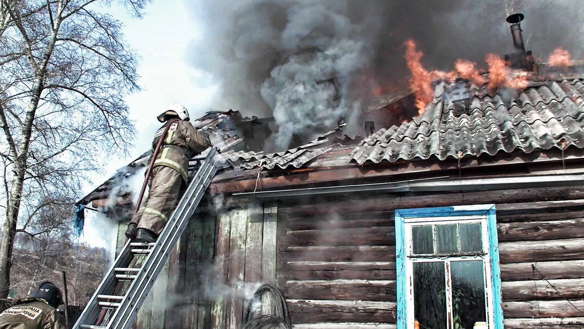Сгоревший деревянный дом. Пожар в деревянном доме. Пожары в жилых домах. Пожарный в деревянном доме. Горят деревянные дома