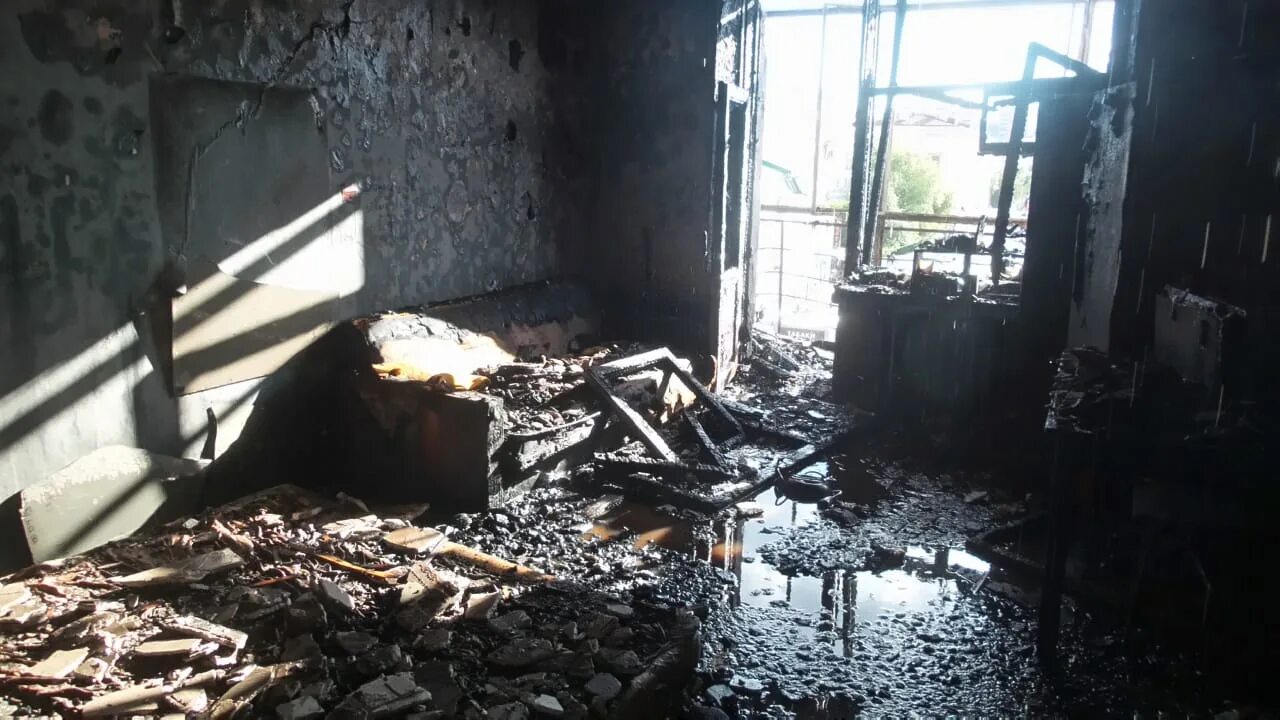 Крокус после пожара внутри. Пожар внутри дома. Внутри сгоревшего дома. Пожар на Вайнера Екатеринбург. Кирпичное помещение после пожара внутри.