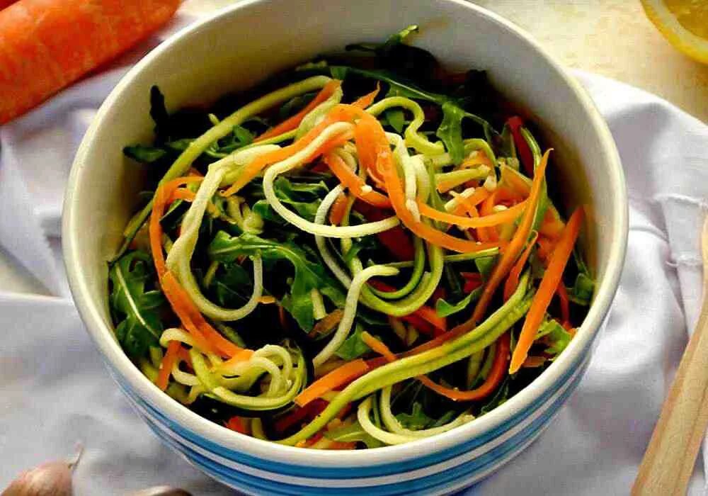 Кабачки по корейски с кунжутом. Острые кабачки по-корейски быстрого приготовления. Салат из кабачков в ресторанах. Кабачки по корейски. Кабачок по корейски рецепт с фото.