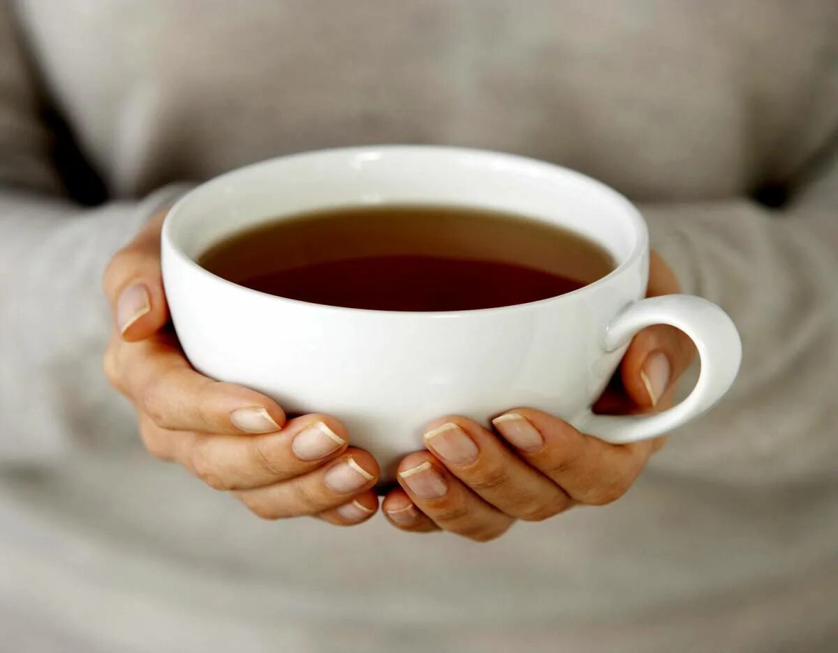 Кружка чай. Чашка чая в руках. Большая чашка для чая. Чашка кофе. Давайте попьем чай
