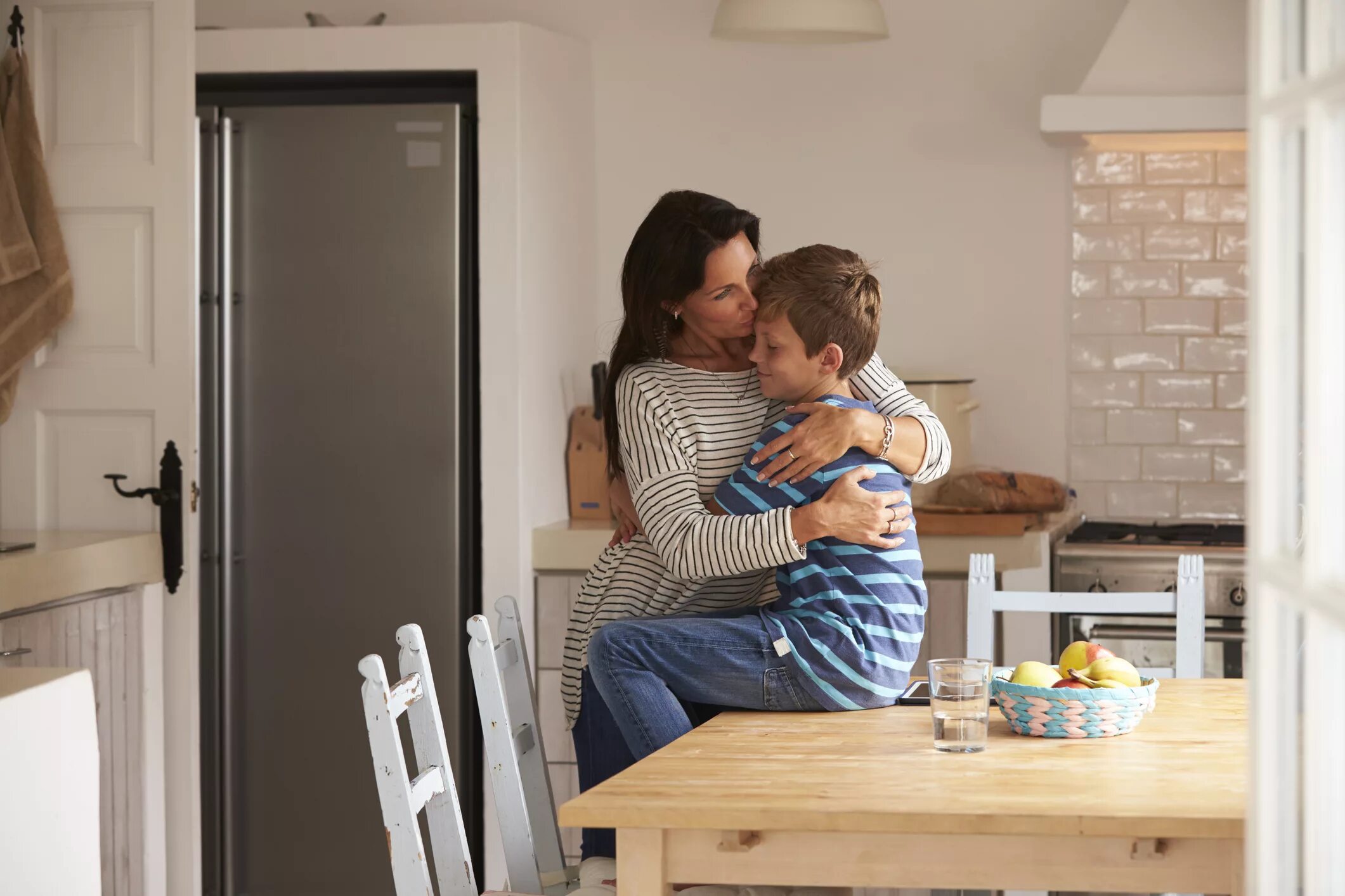 Mommy makes. Фотосессия мама с сыном на кухне. Сын и мать обнимаются на кухне. Мать со взрослым сыном на кухне. Мом son.