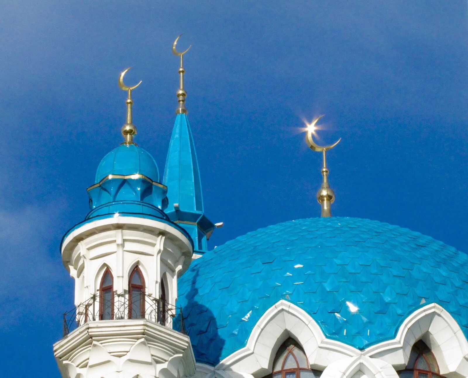 Купол мечети в саратове. Крест на куполе. Что венчает купола мечети. Что венчает купола мечети. Что венчает купола православного храма и мечети.