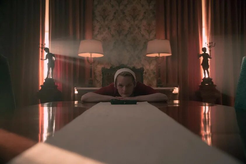 Служанки субтитры. Элизабет мосс рассказ служанки. the handmaid&#039;s tale.