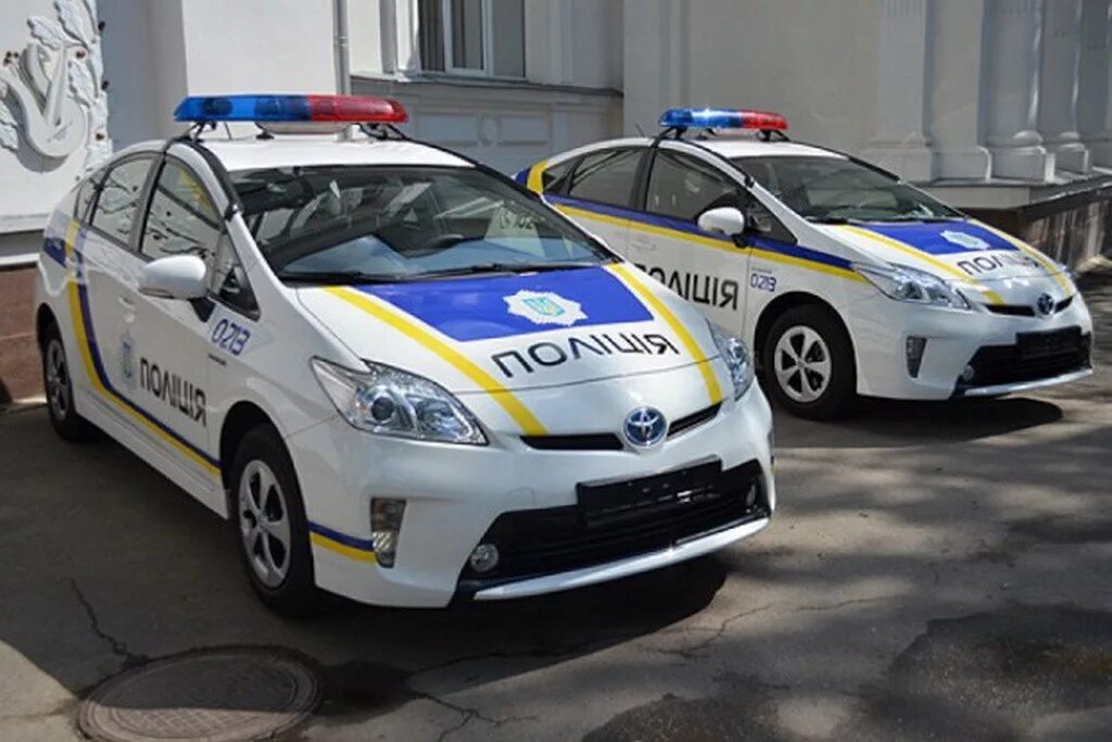 Автомобиль харьков. Тойота Приус полиция. Тойота Приус милиция Украины. Тойота Приус милиция. Патрульная полиция Украины машины.