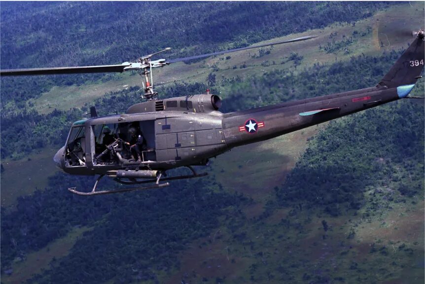 Uh 1 вьетнам. Uh-1 во вьетнаме. хьюи во вьетнаме. сбитый uh-1h во вьетнаме.