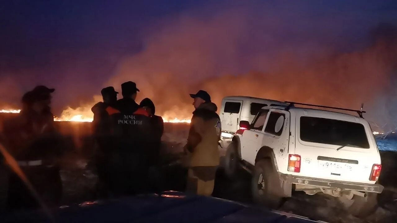 Ч п ночь. МЧС тушит пожар. Пожар сегодня ночью. ЧП на газопроводе в ХМАО Югра. Пожар в Ханты Мансийске.