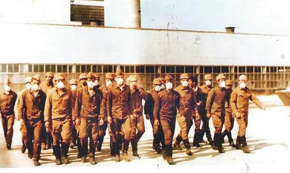Российские ликвидаторы. 1986 чернобыльская аэс ликвидаторы. солдаты ликвидаторы чаэс. солдаты в припяти 1986. обмундирование ликвидаторов чернобыльской аэс.