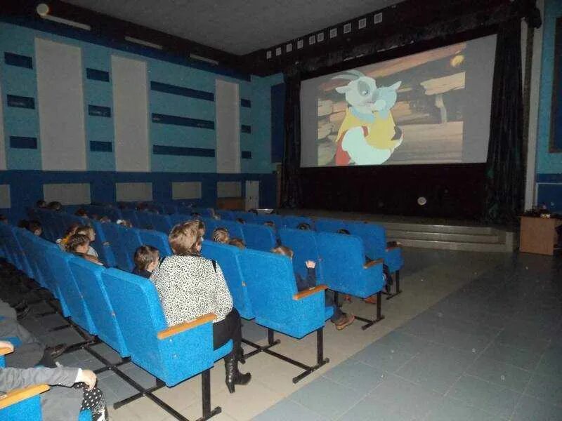 кинозал дк г жуковский жуковский. 5d кинотеатр балашиха. кинозал дк г жуковский жуковский. студенты смотрят кино. дк жуковский кинотеатр.