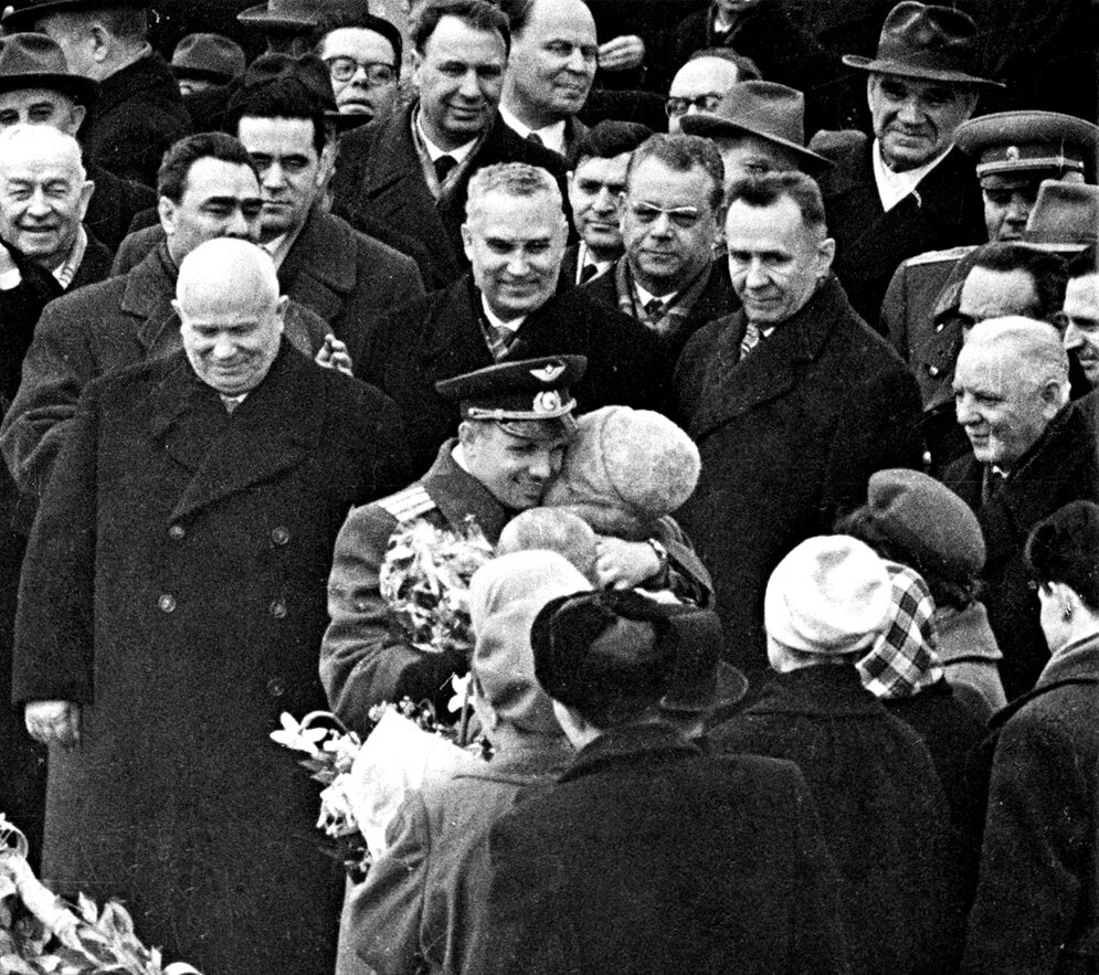 14 апреля 1961 года. Встреча Гагарина в Москве 14 апреля 1961. Гагарин и Хрущев. Гагарин встреча. 12 Апреля 1961 года.