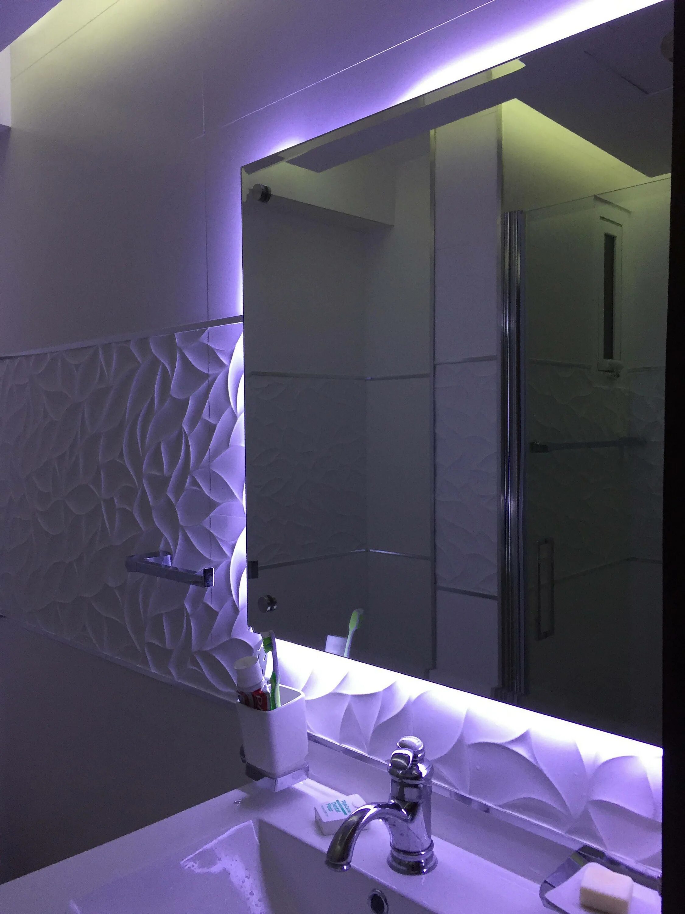 Включи свет в ванне. Ванная с подсветкой. Подсветка в ванную комнату. Светодиодная подсветка в ванной комнате.