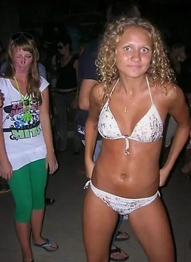 Испорченная девушка. Девушка на заднем плане. Порченную девушку. Испорченные девчонки. Испорченная девушка.