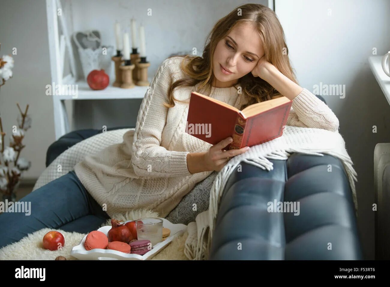 Много книг. Книга для девочек. Любовь студентов. Жена много читает. Жена много читает.