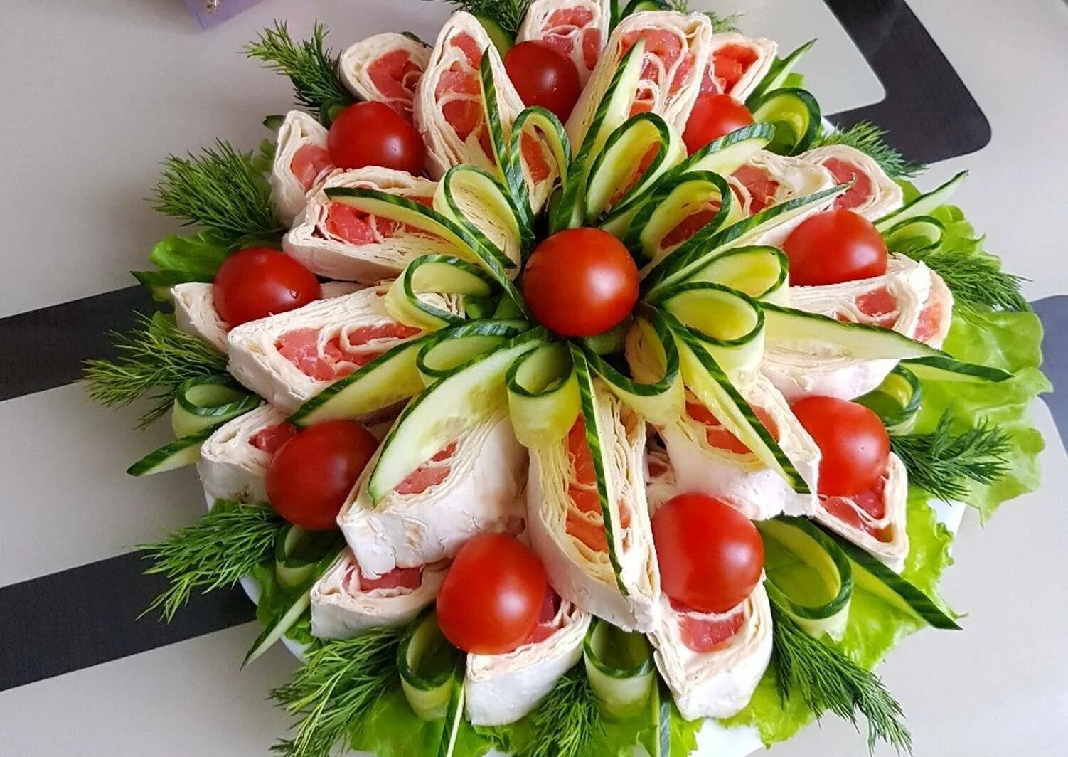 Оригинальные закуски салаты. Оригинальные закуски салаты. Холодная закуска павлиний хвост. Украшение блюд. Фаршированные яйца грибочки мухоморы.