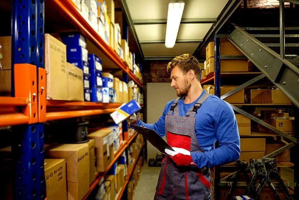 Женщина на складе. Вахта москва. Ашан сотрудники. Сотрудник склада. Кладовщик.