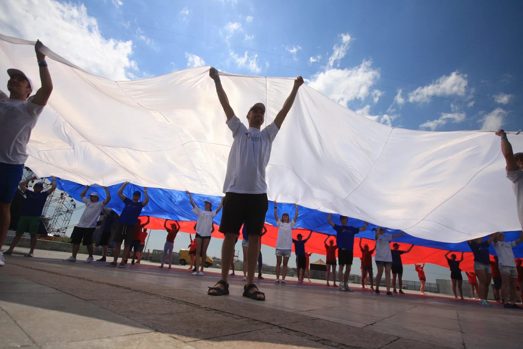 Дата выхода флаг. Люди с российским флагом. человек с флагом.