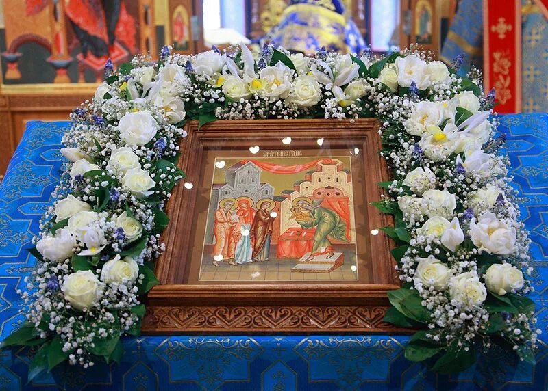 церковная флористика сретение господне. цветы на сретение господне. сретенье с цветами. 02 сретение господа нашего иисуса христа. рождество пресвятой богородицы храмовая флористика.