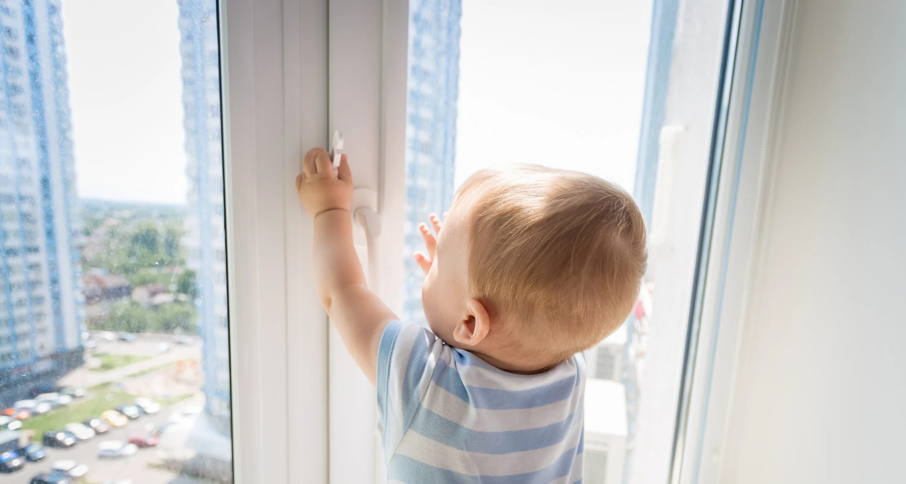 Пластиковые окна дети. Ребенок у окна. Подоконник в детской. Жалюзи дети. Сделай окно детское.