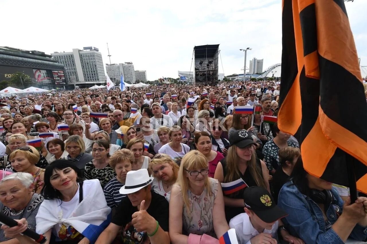 День России в Минске. Много людей на концерте. День России концерт. Люди с флагами России.