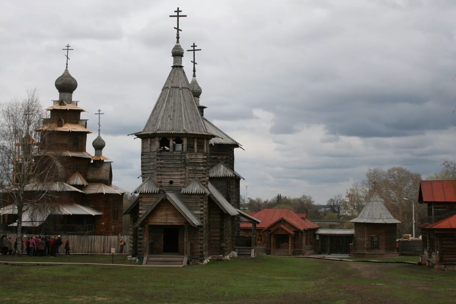 В каком городе находится деревянного зодчества. Музей деревянного зодчества в Суздале. Суздаль музей деревянного зодчества храм Преображения. Музей деревянного зодчества, речка Каменка, Суздаль. Музей деревянного зодчества Ярославль.