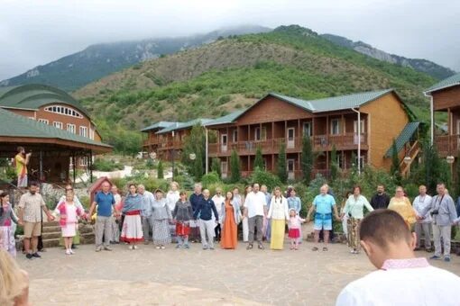 Душа алтая база отдыха колывань. База синельникова в крыму. Светоч синельникова в крыму. Чепош-парк алтай. Светоч горный.