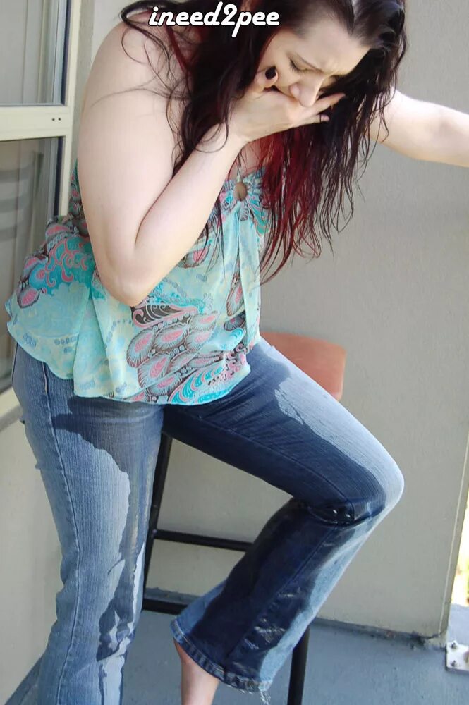 Девушка обмочилась в штаны. Девушка обмочилась в джинсы. Девочка прыгала на батуте и описалась. Девушка описалась в штаны фото. Описалась.