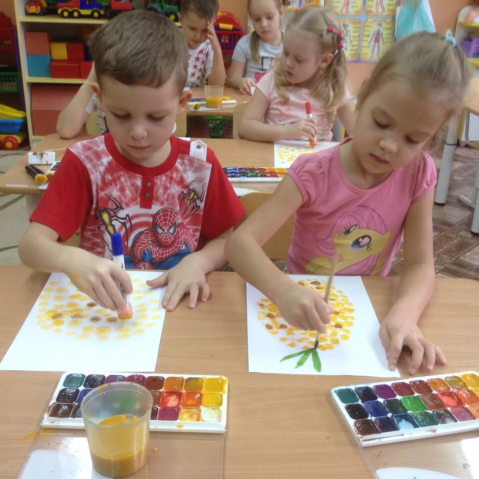 занятия в детском саду. рисование в детском саду. кружки в детском саду старшая группа. кружки в детском саду старшая группа. кружки чашки на 23 февраля средняя группа.